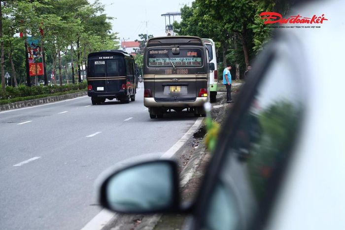 Tại quốc lộ 32, đoạn qua các xã Ô Diên và Hoài Đức, Đội CSGT đường bộ số 9 tổ chức tuần tra lưu động, tập trung phát hiện và xử lý các vi phạm liên quan đến xe khách, xe tải và phương tiện kinh doanh vận tải.