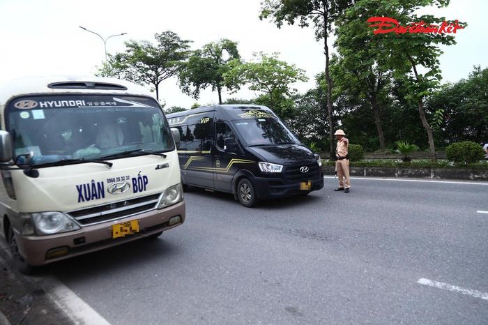 Thiếu tá Nguyễn Quốc Khánh, cán bộ Đội CSGT đường bộ số 9 cho biết, lực lượng chức năng tập trung kiểm soát trên các tuyến quốc lộ trọng điểm, khu vực cửa ngõ Thủ đô, nơi có mật độ phương tiện kinh doanh vận tải lớn.