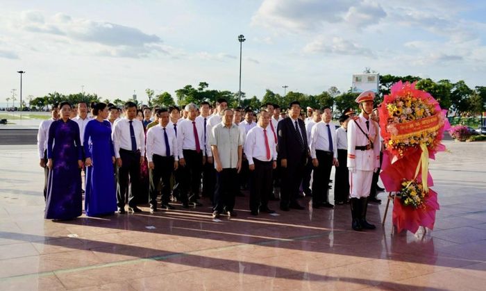 Lãnh đạo tỉnh Gia Lai dâng hoa tại Tượng đài Nguyễn Sinh Sắc - Nguyễn Tất Thành. Ảnh: NH.