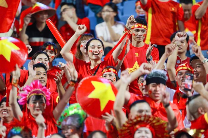 Sự cuồng nhiệt còn nóng hơn khi ở bên trong khán đài.