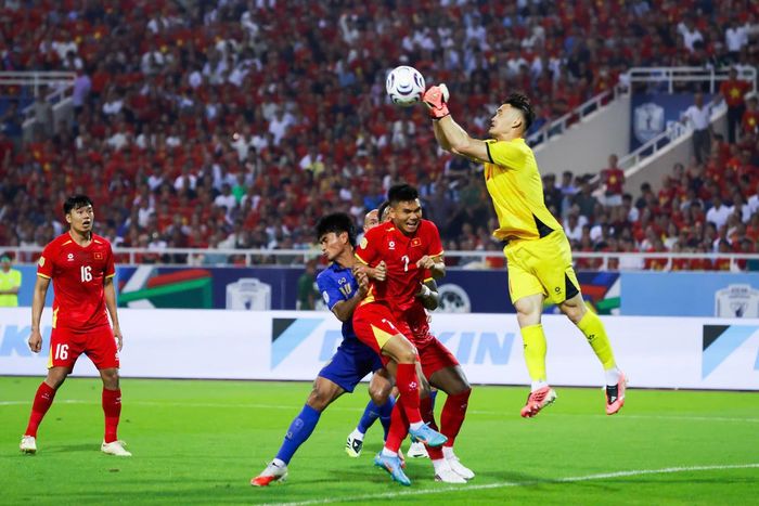 Thủ môn Lê Giang Patrik có một ngày chơi bóng khá vất vả.