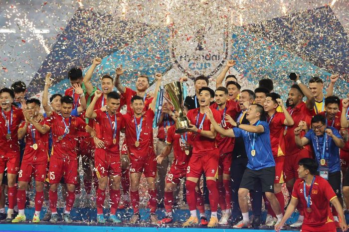 Cảm xúc vỡ òa của các cầu thủ khi nâng cao Cup vô địch.