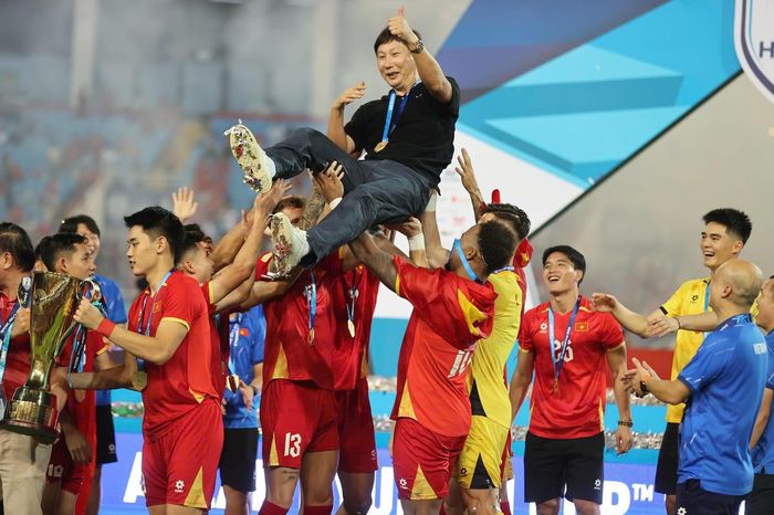 HLV Kim Sang Sik được các học trò tung lên cao sau chiến thắng.