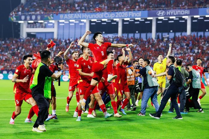 Các cầu thủ Việt Nam vỡ òa khi tiếng còi kết thúc trận đấu vang lên. Việt Nam hòa Thái Lan 2-2 ở trận lượt về và theo đó chung cuộc thắng với tỷ số 4-2.