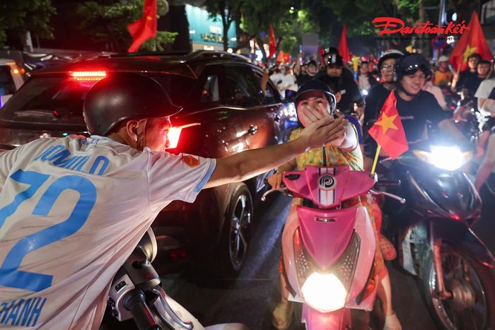 Giữa dòng người rực đỏ màu cờ Tổ quốc, những cái nắm tay siết chặt, những tràng vỗ tay và tiếng hò reo vang lên không ngớt. Người xa lạ gặp nhau trên đường cũng cùng giơ tay ăn mừng, chia sẻ niềm vui khi đội tuyển Việt Nam vượt qua Thái Lan để bước lên ngôi vô địch ASEAN Cup 2026.
