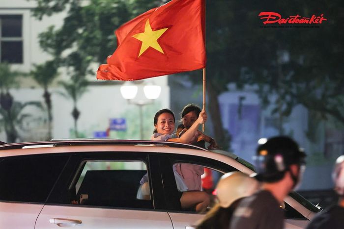 “Không cần phải quen biết nhau, chỉ cần nhìn thấy lá cờ đỏ sao vàng là mọi người đã cùng hò reo, cùng chia sẻ niềm vui. Em thấy rất tự hào về đội tuyển Việt Nam và cũng rất vui khi được hòa vào không khí đặc biệt như thế này”, chị Thu Trang cho hay.