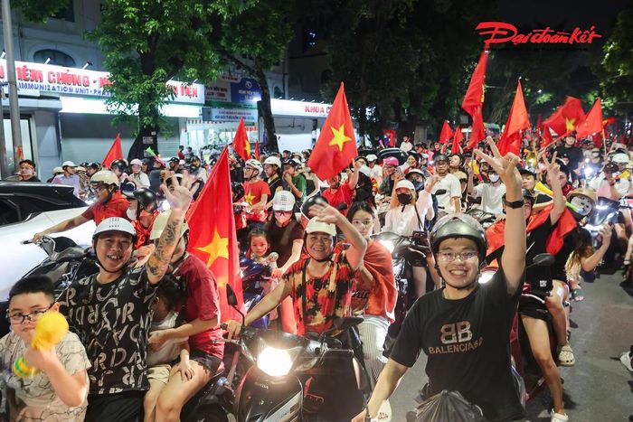 Cùng nhóm bạn hòa vào dòng người “đi bão”, anh Nguyễn Minh Đức trú tại phường Hà Đông chia sẻ, anh đã chờ đợi trận chung kết từ nhiều ngày trước.