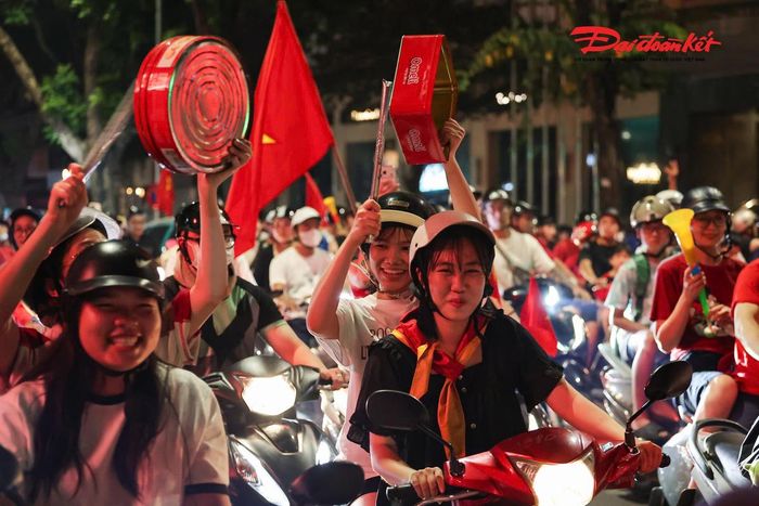 Đêm Hà Nội tiếp tục rộn ràng trong sắc đỏ của cờ Tổ quốc. Chức vô địch ASEAN Cup 2026 sau chiến thắng trước Thái Lan đã mang đến một đêm không ngủ cho đông đảo người hâm mộ, với những tiếng hô vang đầy tự hào: “Việt Nam vô địch!”