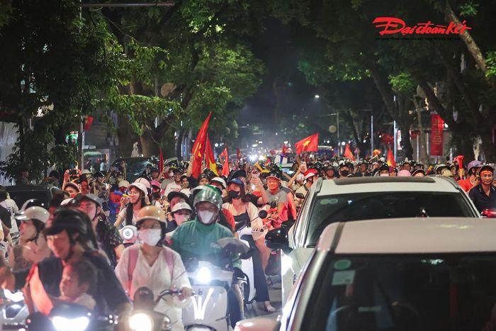 "Trận nào cũng căng thẳng nên trước khi bóng lăn tôi rất hồi hộp. Khi đội tuyển giành chiến thắng, cả nhóm gần như hét lên. Hôm nay là một đêm quá đặc biệt, chắc chắn phải xuống đường để ăn mừng chức vô địch cùng tất cả mọi người”, anh Đức nói.