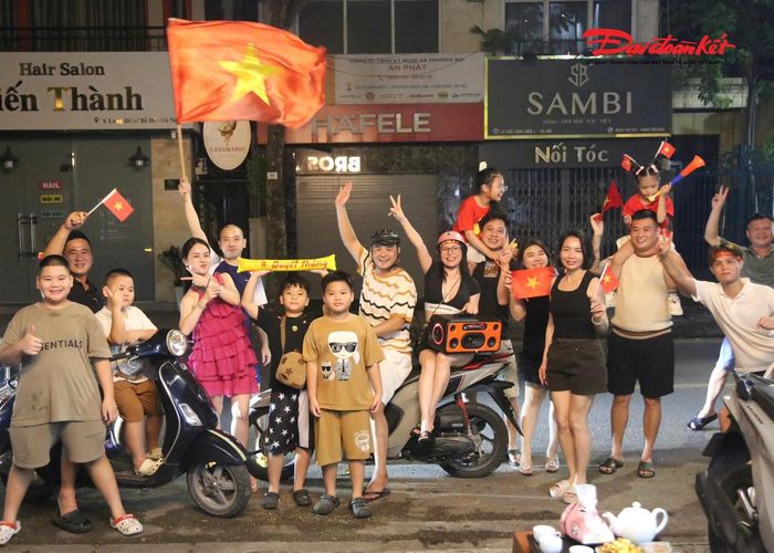 Chiến thắng trước đối thủ nhiều duyên nợ khiến người hâm mộ vỡ òa. Ngay sau khi trận đấu khép lại, tại Hà Nội, không khí ăn mừng nhanh chóng lan tỏa từ các quán cà phê, nhà hàng, khu vực theo dõi bóng đá tập trung ra khắp các tuyến phố.