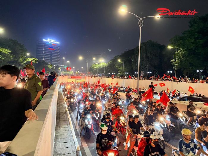 Hàng nghìn cổ động viên, đặc biệt là các bạn trẻ, khoác lên mình màu áo đỏ, mang theo cờ Tổ quốc, băng rôn, kèn và trống, cùng nhau đổ xuống đường ăn mừng chúc vô địch.