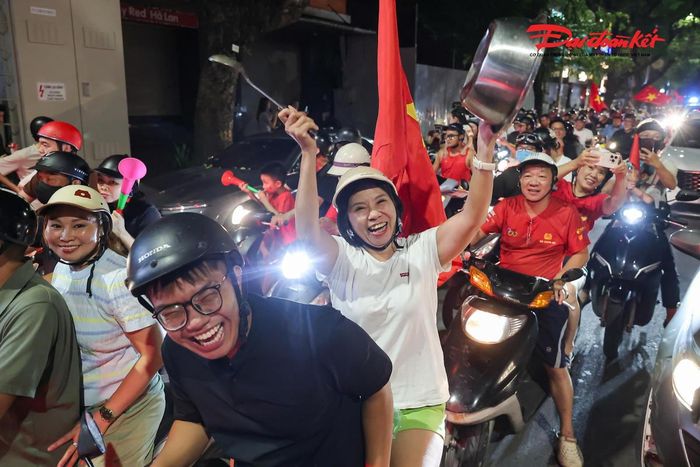 Trong dòng người đó, chị Lê Thu Trang trú tại phường Cầu Giấy cho biết, điều khiến cô ấn tượng nhất không chỉ là chiến thắng của đội tuyển mà còn là không khí đoàn kết của người hâm mộ.