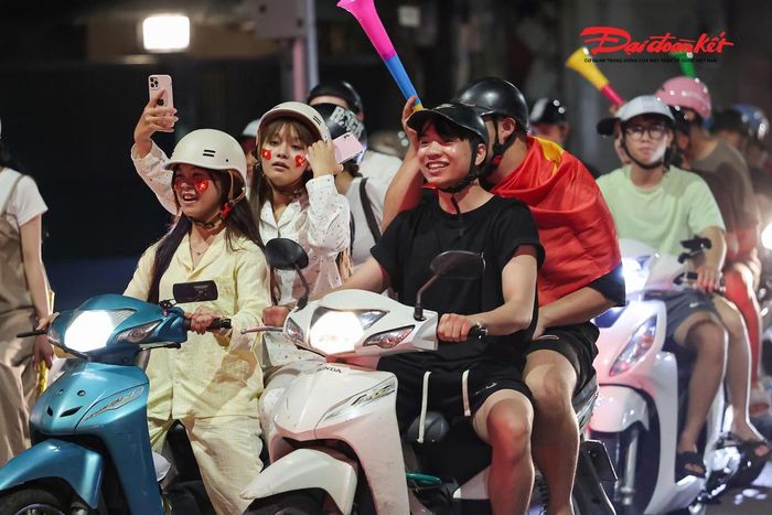 Giữa dòng người đang hòa vào không khí ăn mừng, chị Nguyễn Thị Hoài trú tại phường Thanh Xuân cho biết, chiến thắng trước Thái Lan mang đến cho cô và nhóm bạn một đêm không thể nào quên.