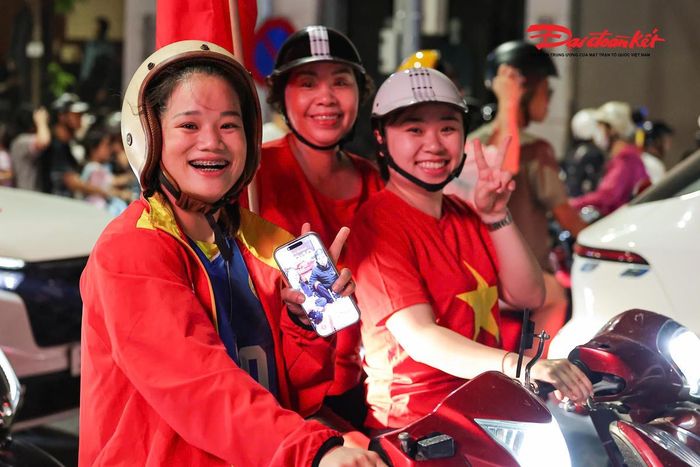 “Cảm xúc của em lúc này thực sự rất khó tả. Trước trận đấu cả nhóm đã ngồi xem cùng nhau và ai cũng hồi hộp. Đến khi Việt Nam giành chiến thắng, tất cả đều vỡ òa. Việt Nam vô địch ASEAN Cup 2026 nên chúng em quyết định xuống đường ngay để ăn mừng cùng mọi người”, chị Hoài chia sẻ.