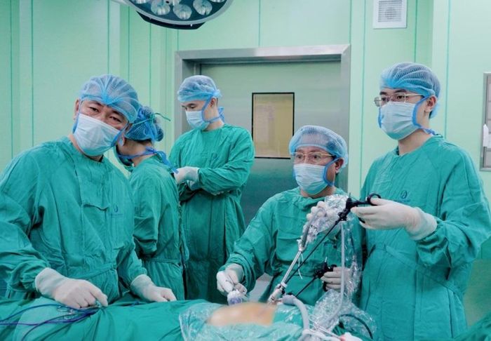 Các bác sĩ phẫu thuật cho bệnh nhân. Ảnh: BVCC.