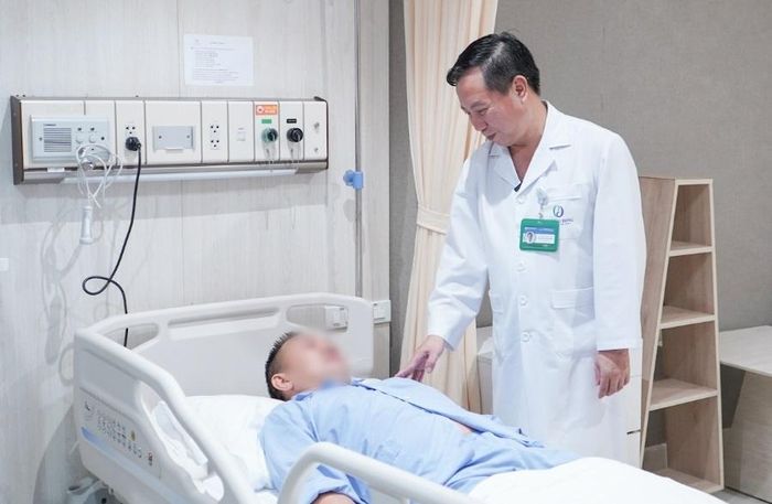 Bác sĩ thăm khám cho bệnh nhân sau mổ. Ảnh: BVCC.