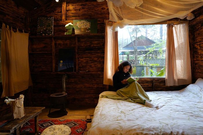  Du khách nghỉ dưỡng tại homestay ở Măng Đen tháng 11/2024. Ảnh: Linh Huỳnh. 