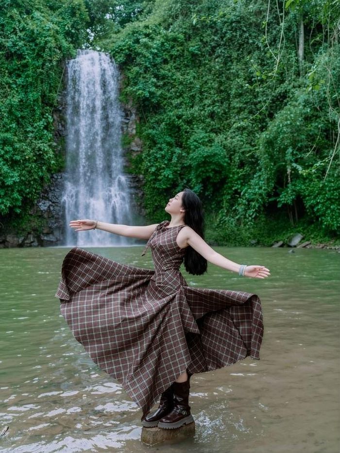 Du khách khám phá khu vực Kon Tu Rằng và thác Pa Sỹ. Ảnh: Hoàng Tour Măng Đen.
