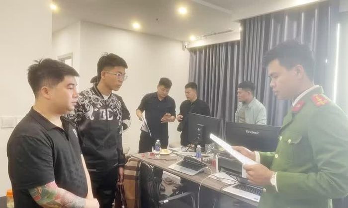  Khám xét và đọc lệnh bắt tạm giam đối với đối tượng Tạ Tú Anh. 