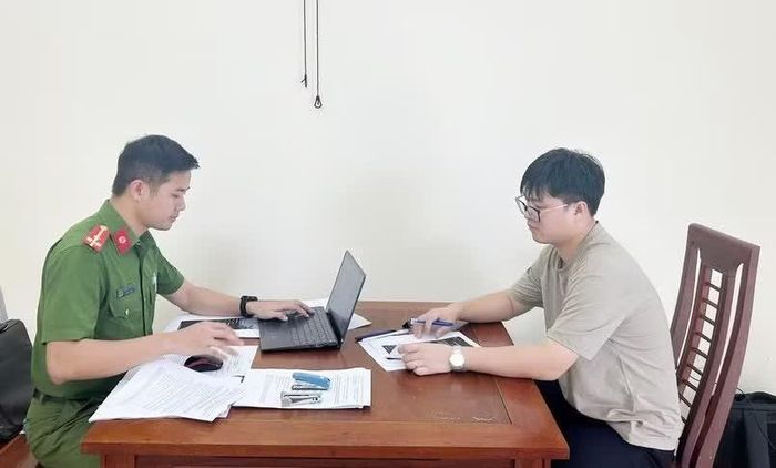  Cơ quan CSĐT Công an Hà Tĩnh lấy lời khai đối tượng liên quan. 