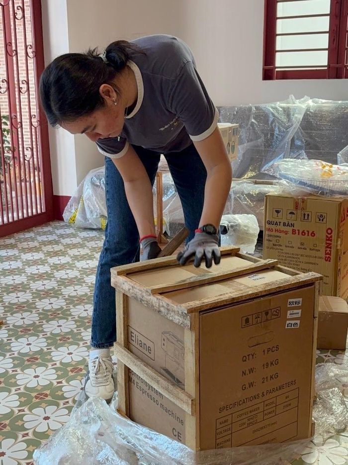 Công việc mới đòi hỏi Nhi tự tay làm tất cả, từ khâu nhập nguyên liệu đến nhân viên pha chế. 