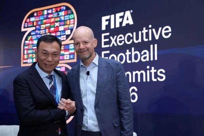 Chủ tịch VFF Trần Quốc Tuấn (trái) cùng Tổng thư ký FIFA Grafstrom. Ảnh: VFF