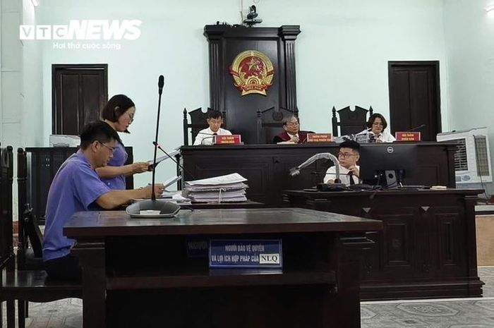  Đại diện Viện Kiểm sát đọc toàn bộ cáo trạng của vụ án trước tòa. 