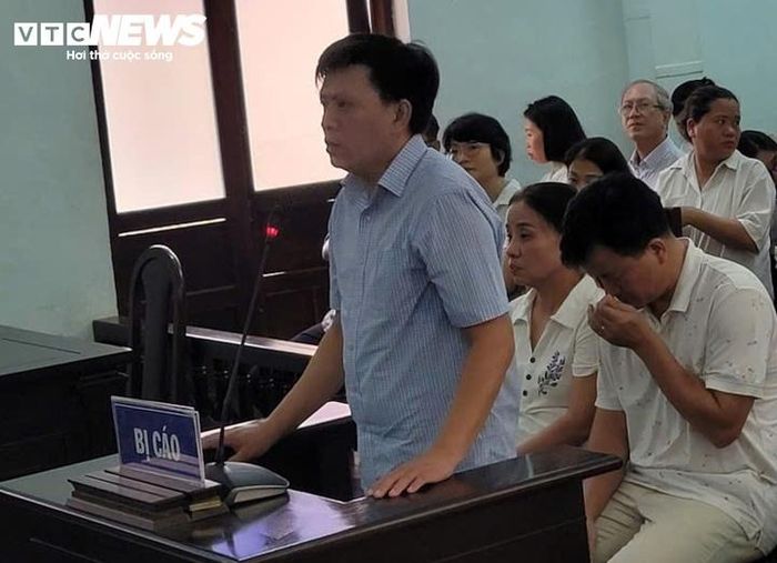  Bị cáo Trần Anh Tú khai quá trình môi giới hối lộ số tiền 500 triệu đồng để Thái Thị Hồng Vân xử hình phạt tiền cho Lê Thị V. Ảnh: N.V. 
