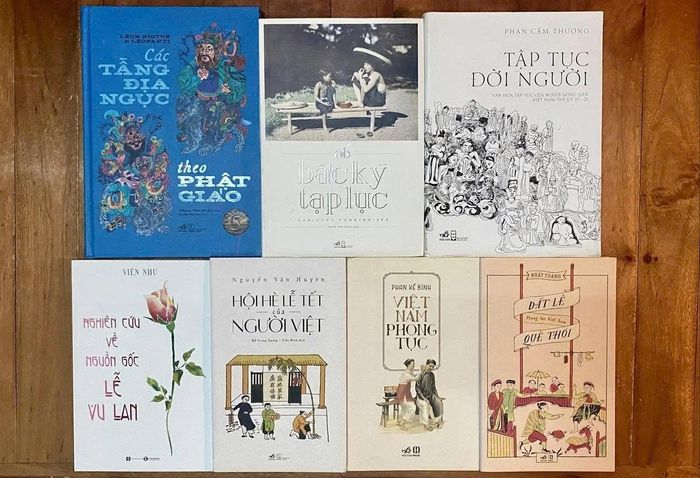 Một số sách đề cập đến các lễ tiết trong ngày rằm tháng 7: Tết Trung nguyên, lễ Vu Lan và Xá tội vong nhân. Ảnh: M.C.
