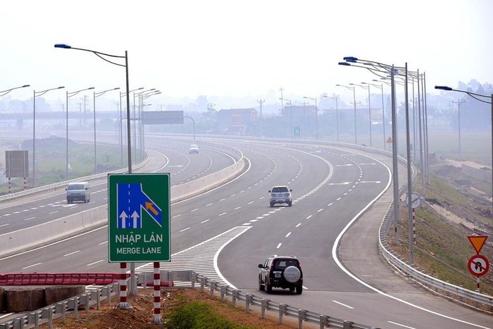  Lỗi không giữ khoảng cách an toàn trên cao tốc bị phạt 4-6 triệu đồng. Ảnh minh họa: Mạnh Thắng. 