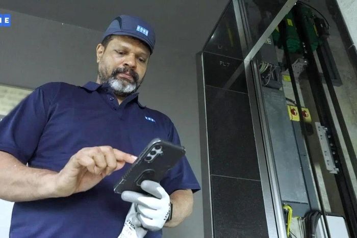  Ratheesh Kumar (44 tuổi) kỹ thuật viên của KONE Singapore, cho rằng nghề kỹ thuật viên thang máy khó bị AI thay thế. Ảnh: KONE Singapore. 
