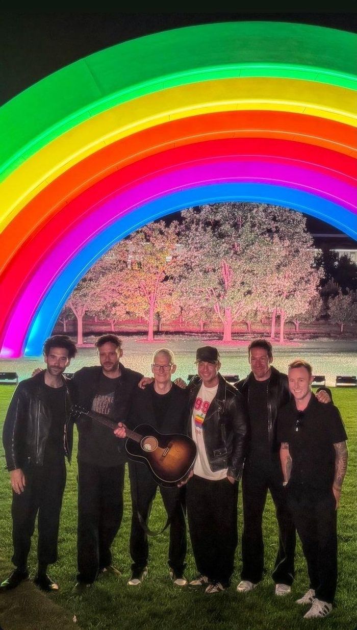  Nhóm nhạc OneRepublic chụp ảnh cùng Tim Cook. Ảnh: @1RNews/X. 