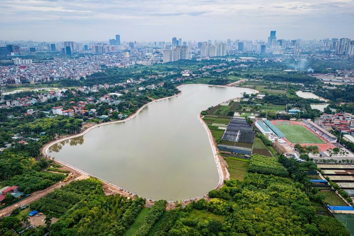  Bên cạnh đó, nhiều công trình hồ điều hoà, kênh thoát nước, hệ thống trạm bơm chống ngập đang được đẩy nhanh tiến độ trước mùa mưa bão năm 2026. Hình ảnh ghi nhận tại thời điểm trung tuần tháng 8, dự án hồ điều hòa Thụy Phương 2 tại phường Đông Ngạc cơ bản hoàn thành, nhằm giải quyết tình trạng úng ngập cục bộ tại khu vực phía Tây Bắc thành phố. 