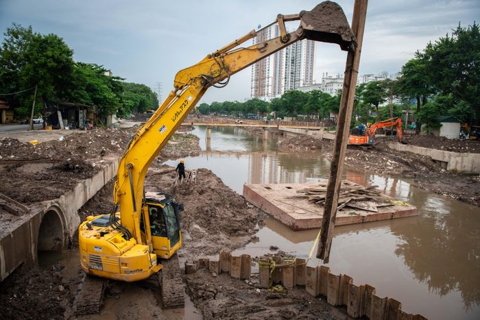  Công trình bao gồm kè bêtông dự ứng lực dọc hai bờ sông dài 5,3 km, nạo vét lòng sông đạt độ sâu 3,6 m và xây cống kết nối với hồ Linh Đàm. Hiện tại, nhà thầu triển khai đồng loạt các hạng mục nạo vét lòng sông và ép cọc tại khu vực đường Nguyễn Bồ, xã Thanh Trì. 