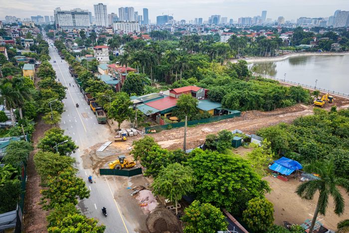  Một lối ra của hồ điều hòa Thụy Phương 2 nối với đường Phố Viên, nơi đang thi công cống thoát nước, dẫn nước chảy thẳng ra sông Nhuệ. Trong những đợt mưa lớn vừa qua, hồ điều hòa này phần nào phát huy tác dụng.