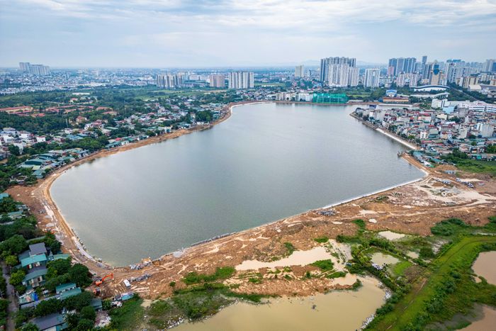  Hồ điều hoà Phú Đô những ngày qua cũng tích đầy nước sau những trận mưa lớn. Hồ có diện tích khoảng 36 ha. Hệ thống hồ và trạm bơm tại đây được kết nối với kênh Mai Dịch - Phú Đô và kênh Mỹ Đình - Tân Mỹ, giúp điều tiết nước cho toàn bộ khu vực phía Tây thành phố qua hệ thống cống ngầm, góp phần tăng khả năng trữ, điều tiết nước mưa và giảm ngập cho khu vực. 
