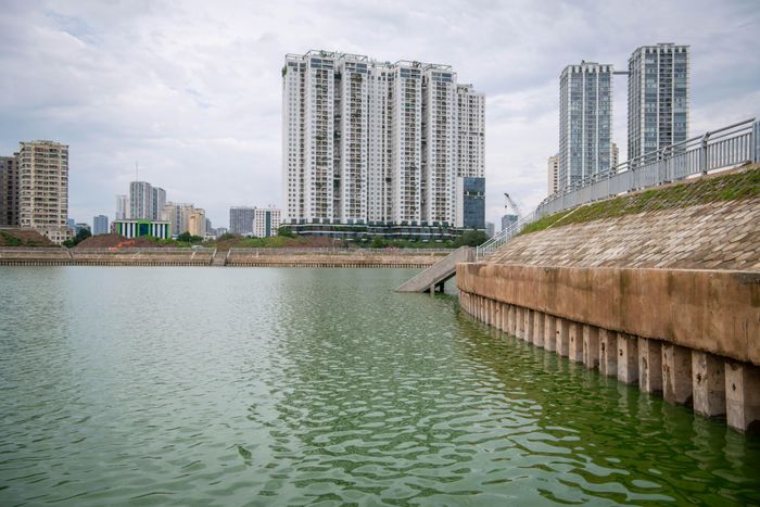  Hồ có diện tích khoảng 12 ha, tuyến kè dài 1.950 m, kết hợp hệ thống cống điều tiết kết nối kênh Đồng Bông với trạm bơm Đồng Bông. Công trình này được đầu tư để tăng cường khả năng tiêu thoát nước và giảm nguy cơ ngập úng cho khu vực phía Tây Nam Hà Nội. 