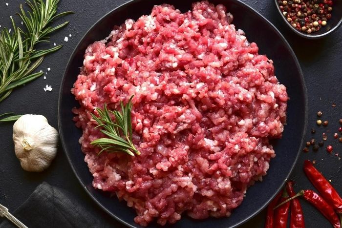Thay vì rửa thịt xay, người dùng nên rửa miếng thịt trước khi xay để ngăn ngừa nhiễm khuẩn. Ảnh: Shutterstock.