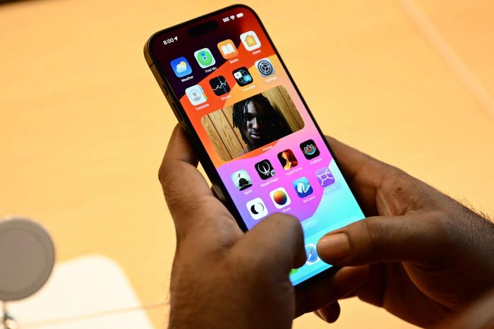 Apple có thể tăng giá iPhone 18 để bù đắp chi phí linh kiện. Ảnh: Bloomberg.