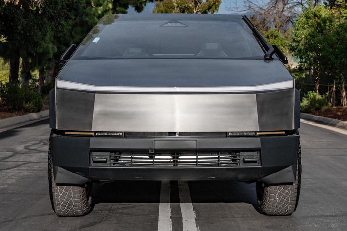  Với giá khởi điểm mới, Tesla Cybertruck Dual Motor AWD hiện tiến gần hơn tới nhóm những phiên bản cao cấp của các đối thủ như Rivian R1T và Ford F-150 Lightning Platinum. 