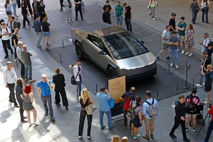  Cybertruck đang bước vào một giai đoạn cạnh tranh khác: giá bán cao hơn đồng nghĩa Tesla phải thuyết phục người mua nhiều hơn về hiệu năng, khả năng vận hành và giá trị sử dụng thay vì chỉ dựa vào thiết kế khác biệt. 