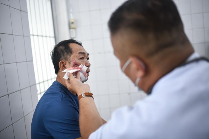  Người bị chó cắn hoặc tiếp xúc với dịch tiết chó, mèo cần nhanh chóng tiêm vaccine, huyết thanh phòng bệnh dại. Ảnh minh họa: Duy Hiệu. 