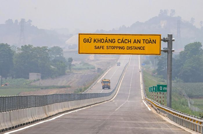 Hệ thống biển báo và vạch kẻ đường hỗ trợ tài xế duy trì khoảng cách an toàn. Ảnh: Việt Linh.