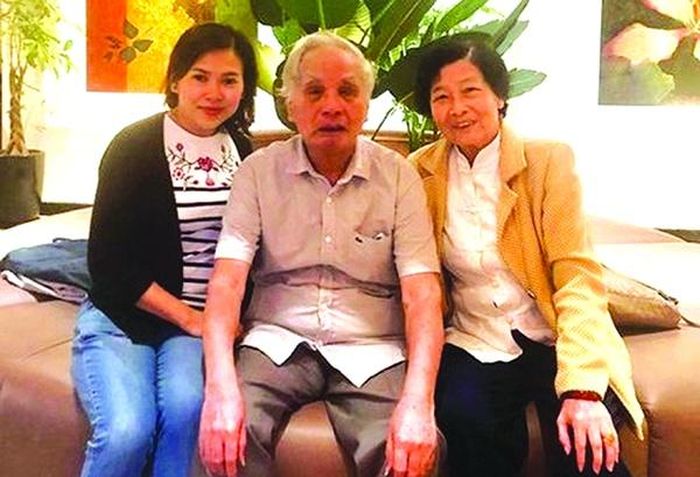 Nhà văn, Đại tá, nguyên Trưởng phòng Biên tập sách Văn nghệ, Nhà xuất bản Quân đội nhân dân Đỗ Gia Hựu (giữa), vợ là bà Triệu Thuận (phải) và con dâu Lê Bích (trái). Ảnh: Thời báo Văn học Nghệ thuật.