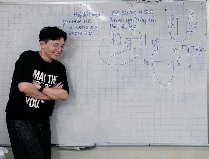  Thầy Vũ Tá Quyền dạy thêm môn Vật lý tại phường Tam Thắng (TP.HCM). Ảnh: NVCC. 