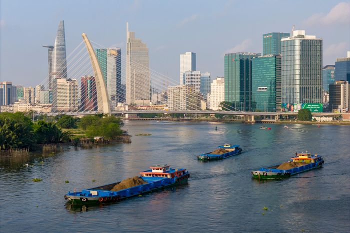 Dù GRDP nửa đầu năm tăng trên 8%, Hà Nội và TP.HCM phải tăng tốc lần lượt 13,44% và 11,7% trong 6 tháng cuối năm để hoàn thành kế hoạch tăng trưởng cả năm 2026. Ảnh: Quỳnh Danh.