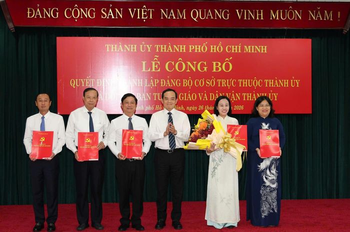 Bí thư Thành ủy TP.HCM Trần Lưu Quang trao quyết định, chúc mừng Ban Thường vụ Đảng ủy HĐND TP.HCM và ông Võ Văn Minh (thứ 3 từ trái sang). Ảnh: Phan Anh.