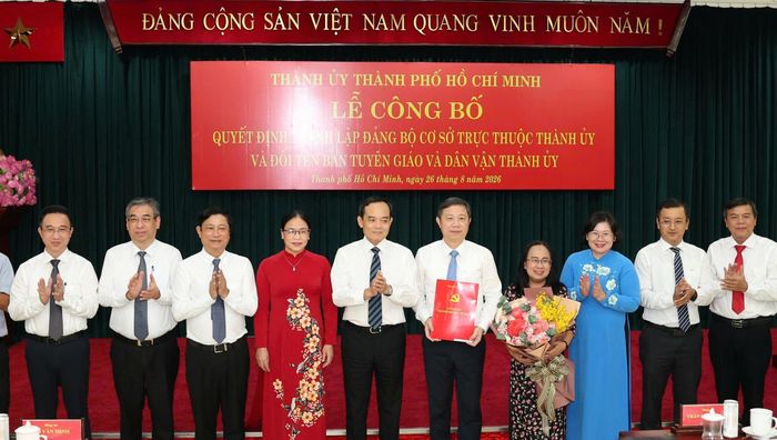 Lãnh đạo TP.HCM trao quyết định đổi tên Ban Tuyên giáo và Dân vận Thành ủy TP.HCM thành Ban Tuyên giáo Thành ủy TP.HCM. Ảnh: Phan Anh.