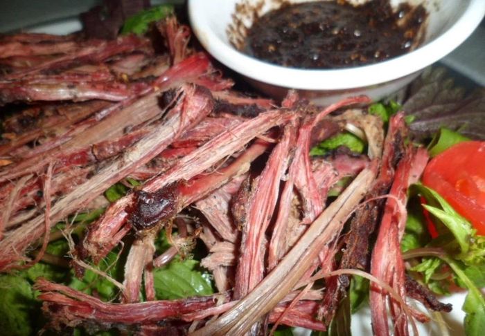 Chuyên gia cảnh báo món này tiềm ẩn những rủi ro từ muối, khói và vi khuẩn. 