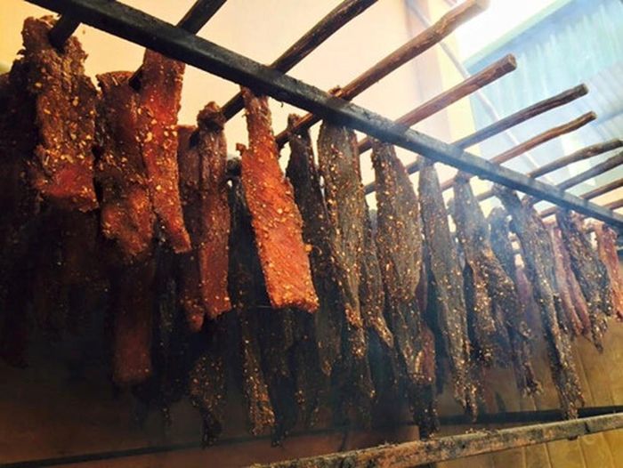  Thịt gác bếp vẫn có thể chứa nhiều muối, hợp chất từ khói và vi khuẩn nếu chế biến, bảo quản không đúng cách. Ảnh: Báo Tuyên Quang. 